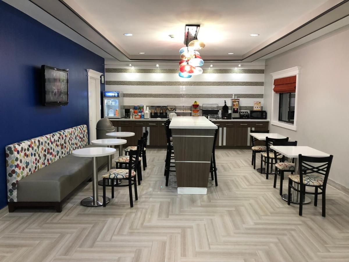 Executive Inn And Suites Joaquin Exterior photo